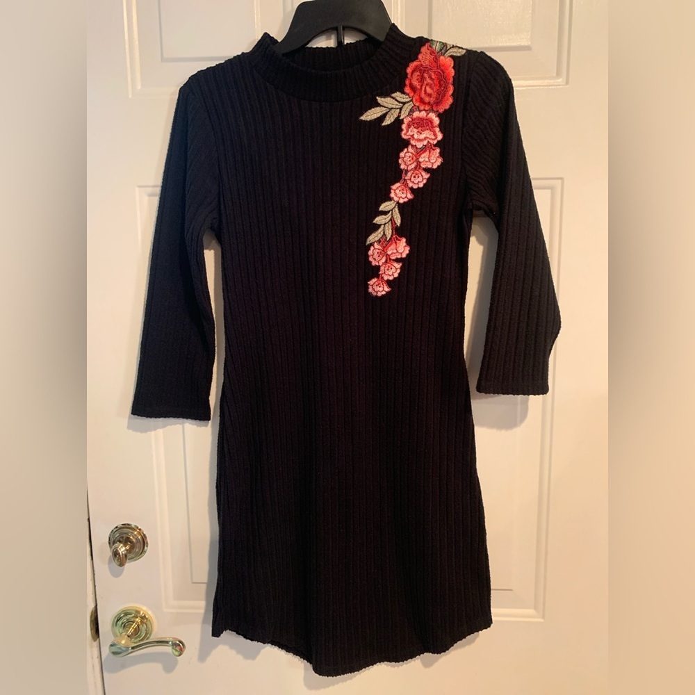 Derek Heart Women’sRibbed Black Sweater Dress Size M Red Floral Appliqué